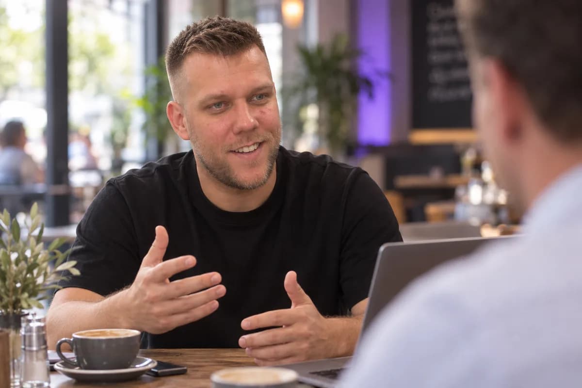 Marek Heinfarth na konzultácii s majiteľom reštaurácie